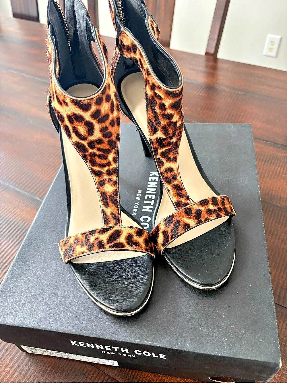 Kenneth Cole Brooke T-Strap Sandal Leopard Print Heels US 9.5. Heel height 100